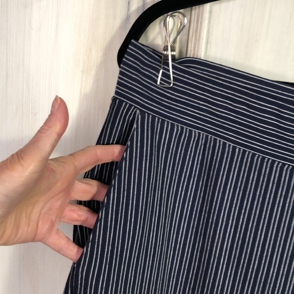 Lands End Navy with White Pin Stripes Wide Leg Cropped Pants Size Medium - Picture 6 of 10